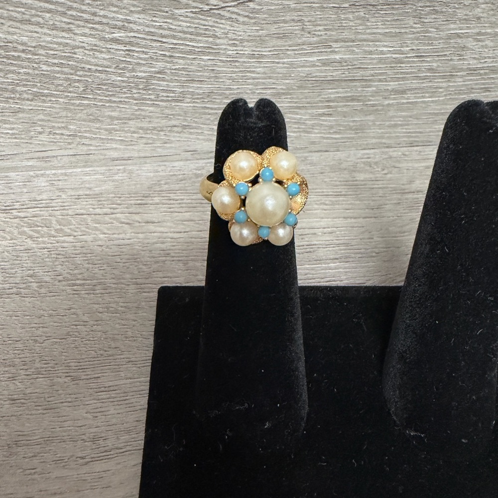 Elegant Gold Tone and Pearl Cluster Ring size 5